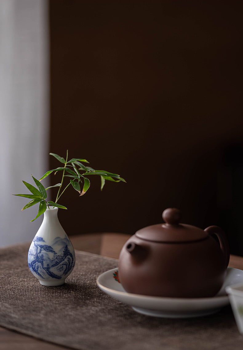 Exquisite small vase